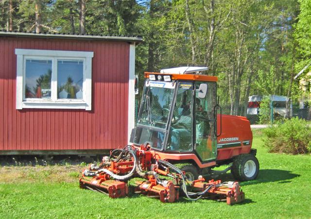 Sommartid sköter Ulf Saxdalens I-P,här med den stora gräsklipparen.